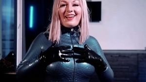 'Sexual curvy Arya Grande in latex rubber fetish catsuit'